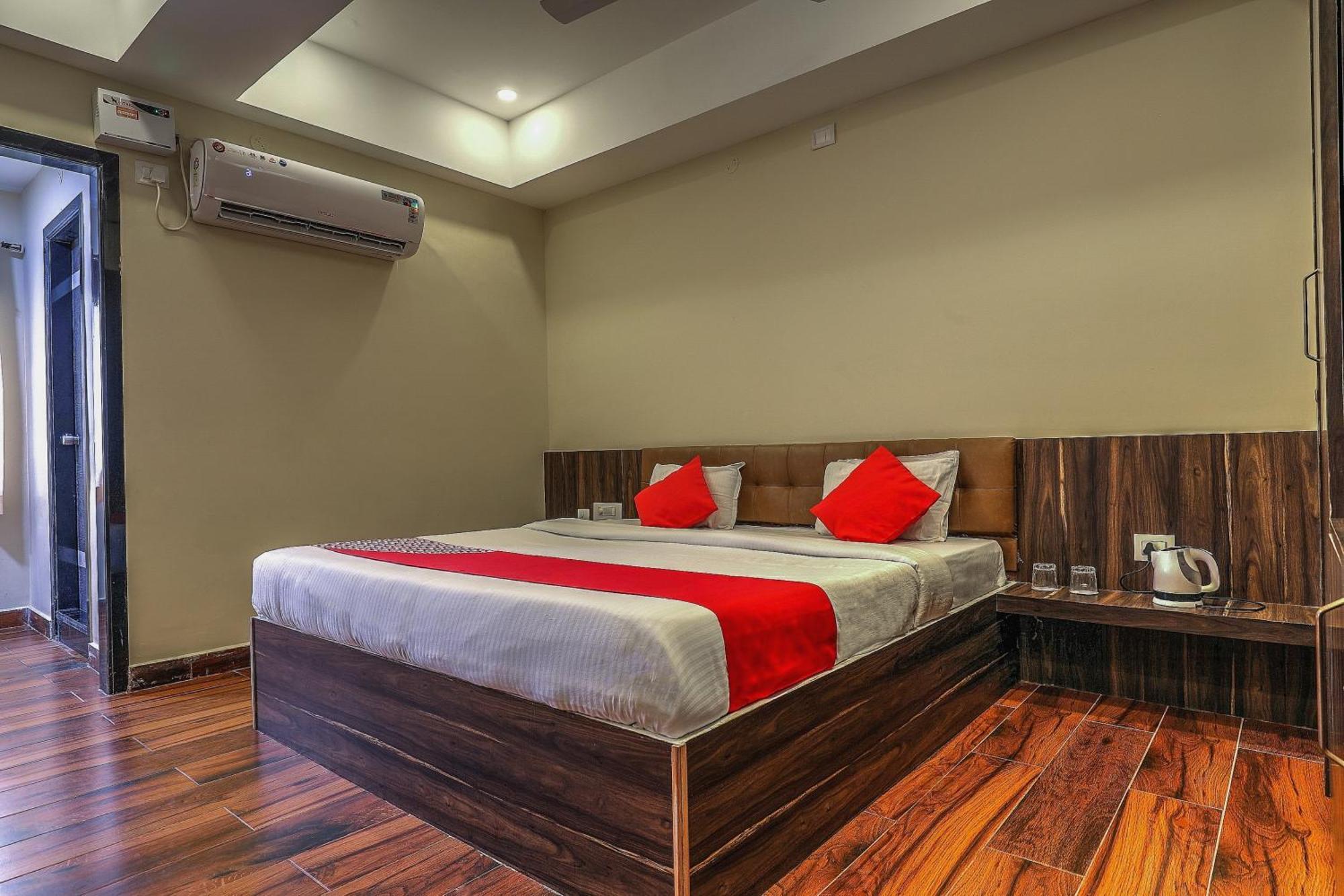 Capital O Sky Grand Hotel Hyderabad Exterior photo